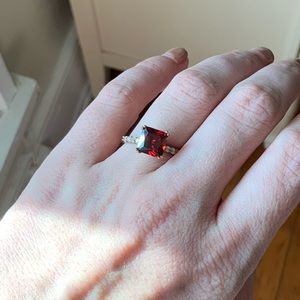 Size 7, solitaire with red stone